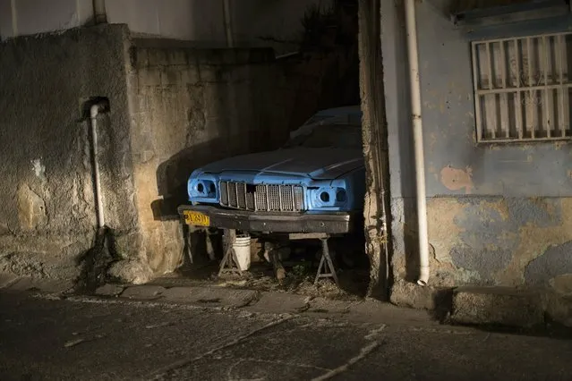 A car being repaired stands on stilts in the Catia district of Caracas, Venezuela, Thursday, January 31, 2019. An independent U.N. human rights monitor says economic sanctions are compounding a “grave crisis” in Venezuela. (Photo by Rodrigo Abd/AP Photo)