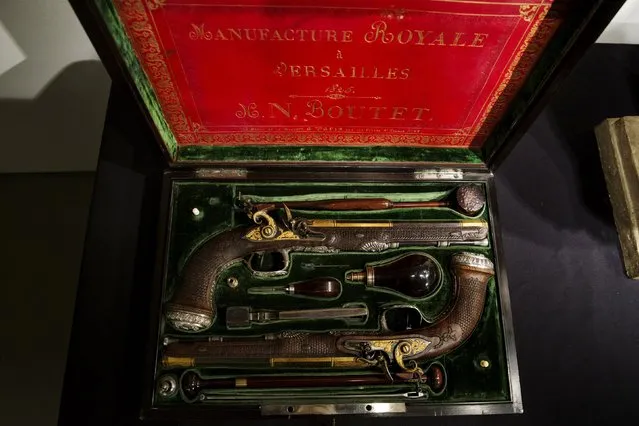 A pistol set made by Versailles gunsmith Nicolas-Noel Boutet and was gifted to Simon Bolivar from Marquis de La-fayette is displayed at Christie's auction house in the Manhattan borough of New York April 5, 2016. (Photo by Lucas Jackson/Reuters)
