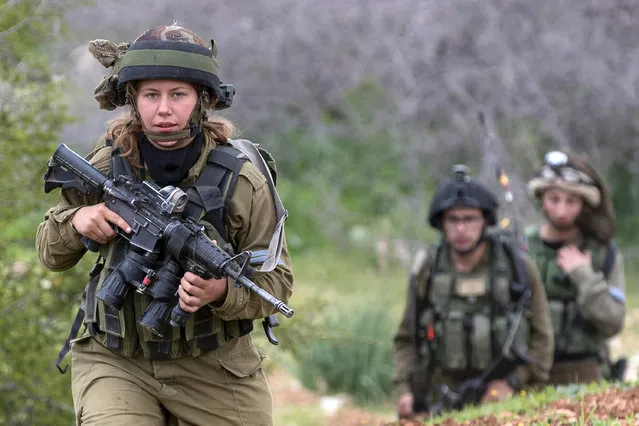 Israeli soldiers from the mixed-gender Lions of the Jordan battalion, under the Kfir Brigade, take part in a last training before being assigned their posting, on February 28, 2017, near the West Bank village of Bardale, east of Jenin. (Photo by Jack Guez/AFP Photo)