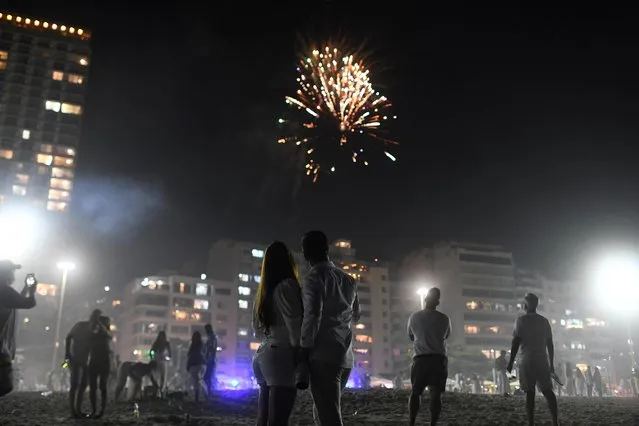 A couple celebrates during New Year's Eve in Copacabana beach in Rio de Janeiro, Brazil on January 1, 2021. (Photo by Lucas Landau/Reuters)