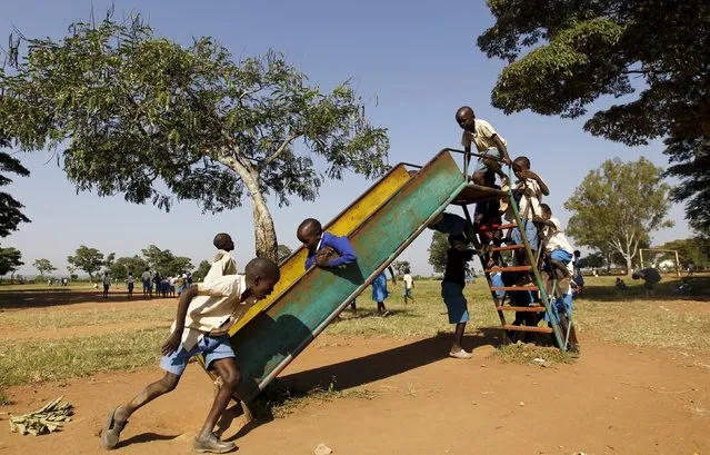 Pupils play during breaktime at the Senator Obama primary school in the village of Nyang'oma Kogelo, west of Kenya's capital Nairobi, July 16, 2015. (Photo by Thomas Mukoya/Reuters)