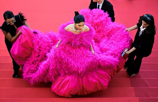 A guest arrives to attend the screening of “Final Cut (Coupez !)” ahead of the opening ceremony of the 75th edition of the Cannes Film Festival in Cannes, southern France, on May 17, 2022. (Photo by Antonin Thuillier/AFP Photo)