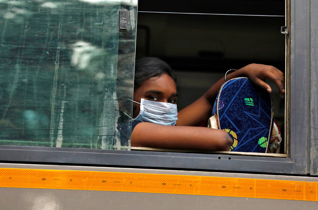 A girl wearing a face mask looks out from a bus on a smoggy day in Delhi, November 13, 2017. (Photo by Saumya Khandelwal/Reuters)
