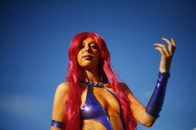 Scarlett Johnson poses as Starfire, a DC comics character, outside the MCM Comic Con at the Excel Centre in East London, October 25, 2014. (Photo by Andrew Winning/Reuters)