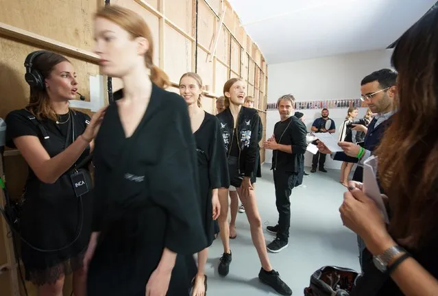 Models backstage ahead of the Jasper Conran runway show during London Fashion Week Spring/Summer collections 2017 on September 17, 2016 in London, United Kingdom. (Photo by Nicky J. Sims/Getty Images)