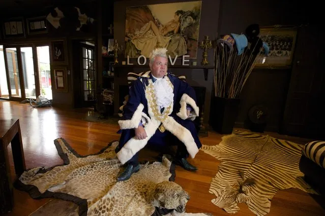 Newly elected Geelong Mayor, Darryn Lyons poses for a photograph in his mayoral robes in the living room of his home in Geelong, in this February 27, 2014 file photo. (Photo by Jason Reed/Reuters)