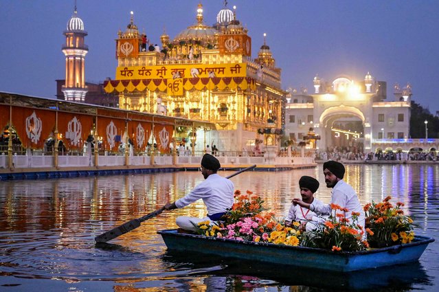 Sikh devotees transport flowers on a boat as they decorate the Golden Temple on the eve of the anniversary of the first installation of the Sikh holy book Guru Granth Sahib in Amritsar on August 23, 2025. (Photo by Narinder Nanu/AFP Photo)