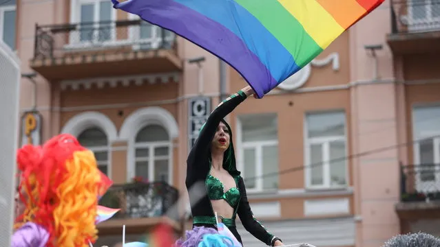 Patricipants attend a gay pride march in central Kiev on June 17, 2018. Several thousand people have taken part in Kiev' s gay pride event amid a heavy police presence as nationalist protesters tried to halt the event. Ukrainian police detained 56 far- right activists who tried to interrupt the gay pride march in central Kiev on Sunday, the police said in a statement. (Photo by Serhii Nuzhnenko/Radio Free Europe/Radio Liberty)