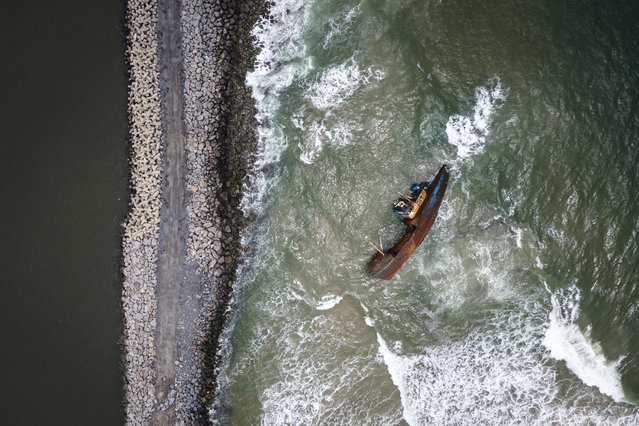 This aerial photograph shows a stranded boat in the sea on Tarkwa bay in Lagos on September 28, 2024. (Photo by Olympia de Maismont/AFP Photo)
