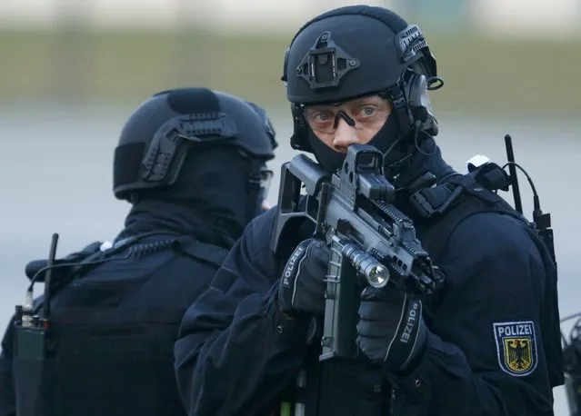 Members of German federal police Bundespolizei demonstrate their skills during a presentation of the new unit for arrests and securing evidence (BFE) in Ahrensfelde near Berlin, Germany December 16, 2015. (Photo by Hannibal Hanschke/Reuters)
