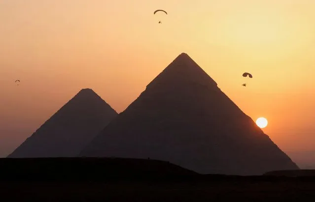 People fly paramotors above the Pyramids, in Giza, on the outskirts of Cairo, Egypt on June 16, 2023. (Photo by Mohamed Abd El Ghany/Reuters)