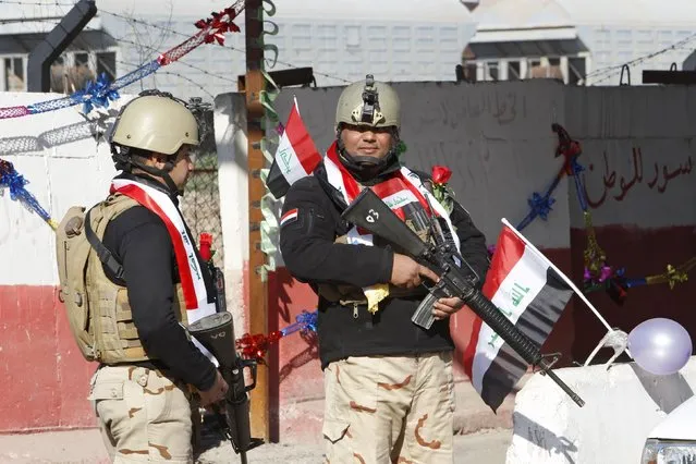Iraqi soldiers stand guard at a checkpoint decorated to mark Iraqi Army Day in Baghdad, January 6, 2016. (Photo by Khalid al Mousily/Reuters)