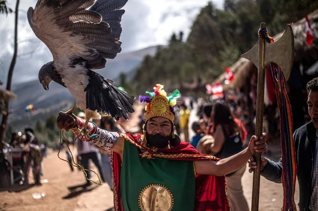 Supporters of Peruvian President Pedro Castillo, arrive to Pampa de la Quinua for the symbolic presidential investiture ceremony in Ayacucho, southern Peru on July 29, 2021. Peru's new president, leftist Pedro Castillo, appoint Guido Bellido as his chief of staff in a symbolic ceremony with foreign dignitaries at the Pampa de la Quinua, site of the Battle of Ayacucho on December 9, 1824, which sealed the independence of Peru and the rest of Spanish America. (Photo by Ernesto Benavides/AFP Photo)