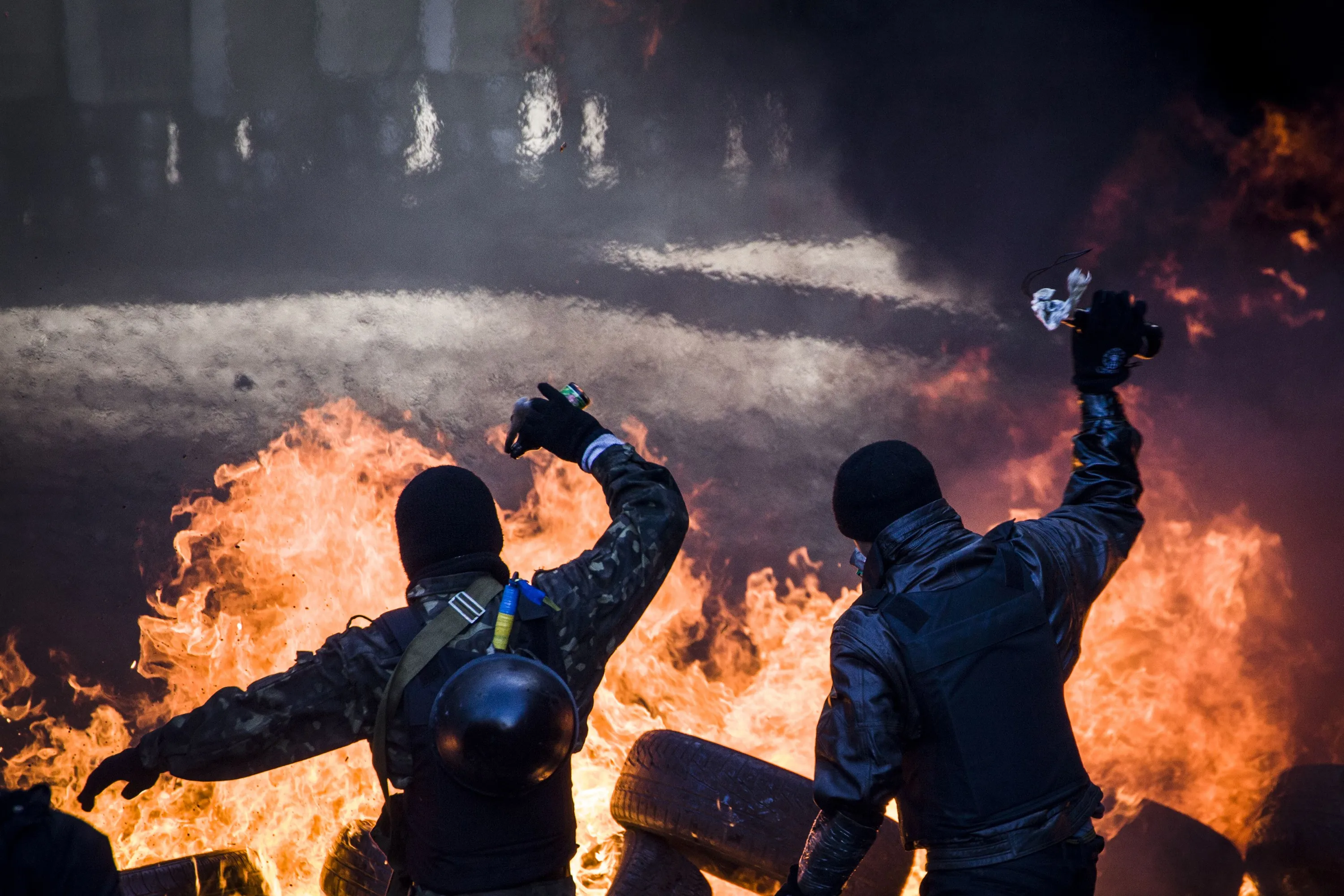 Беркут киев майдан. Евромайдан на Украине в 2014 Беркут. Майдан 2014 Беркут в огне.