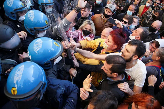 Restaurant owners scuffle with police as tensions rise over COVID-19 restrictions on businesses, in Rome, Italy on April 6, 2021. (Photo by Yara Nardi/Reuters)