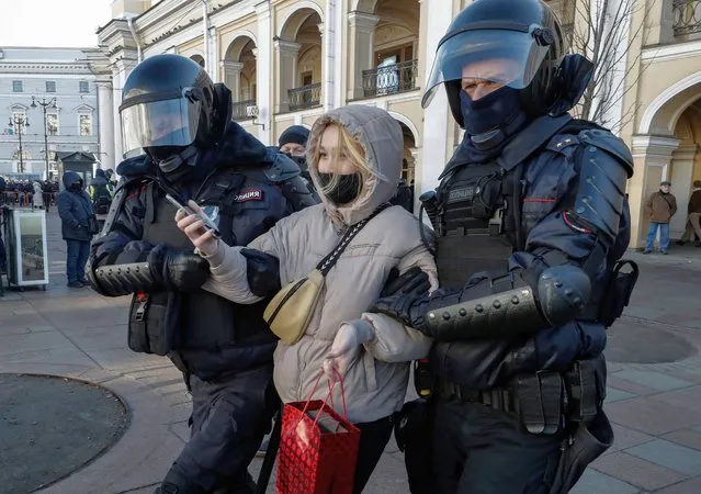 Russian policemen detain a participant in an unauthorized rally against the Russian military operation in Ukraine, in Saint Petersburg, Russia, 06 March 2022. According to independent Russian human rights group OVD-Info, hundreds of people were arrested in protests throughout major Russian cities on 06 March. (Photo by Anatoly Maltsev/EPA/EFE)