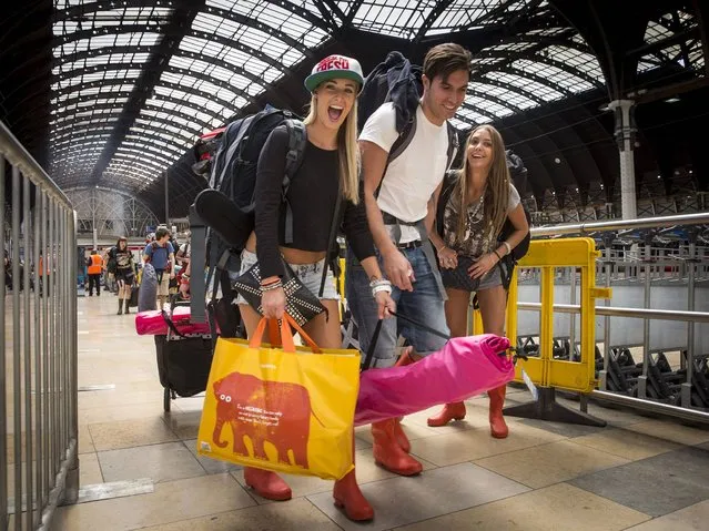 Festival goers board trains at Paddington station to travel to Castle Cary station for the first day of the 2014 Glastonbury Festival. (Photo by Ian Gavan/Getty Images)