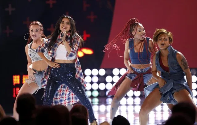 Becky G (2nd from L) performs during the Teen Choice Awards 2014 in Los Angeles, California August 10, 2014. (Photo by Mario Anzuoni/Reuters)
