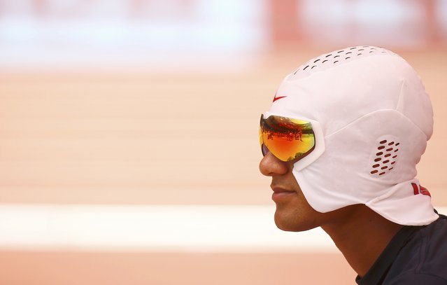 Ashton Eaton of the U.S. is seen wearing a cooling face mask before the shot put event of the men's decathlon during the 15th IAAF World Championships at the National Stadium in Beijing, China, August 28, 2015. (Photo by Kai Pfaffenbach/Reuters)