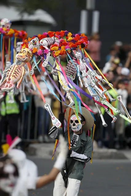 Performers participate in the Day of the Dead parade on Mexico City's main Reforma Avenue, Saturday, October 28, 2017. (Photo by Eduardo Verdugo/AP Photo)