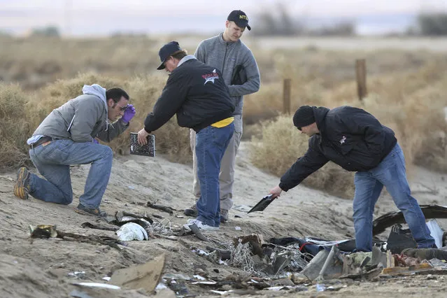 Investigators from the NTSB and Scale Composites inspect wreckage at one of the debris fields of the crash of Virgin Galactic's SpaceShipTwo near Cantil, California, on November 2, 2014. (Photo by David McNew/Reuters)