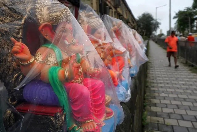 Idols of Hindu god Ganesh are on display for sale along a pavement on the first day of the ten-day-long Ganesh Chaturthi festival, amid the coronavirus disease (COVID-19) outbreak, in Mumbai, India on August 22, 2020. (Photo by Hemanshi Kamani/Reuters)