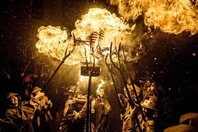 A fire-eater of the “Diables de Terrassa” performs during Sitges' little “Festa Major”, “Santa Tecla” in Sitges, Spain on September 19, 2016. (Photo by Matthias Oesterle/ZUMA Press/Splash News)