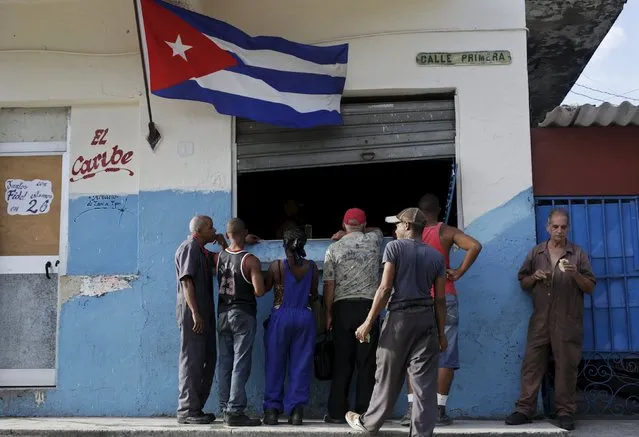 Cubans line up to buy food at a state cafeterian in Havana October 27, 2015. (Photo by Enrique De La Osa/Reuters)