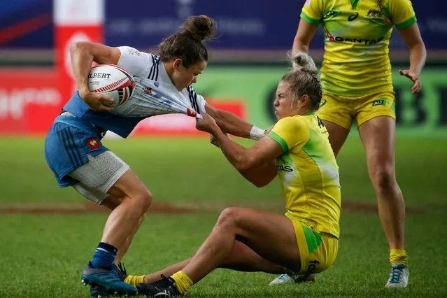 France's Camille Grassineau (L) vies with Australia's Emma Tonegato during the Women cup rugby union 7s semi final match between Australia and France, on the second day of the 2018 Paris Sevens tournament at the Jean Bouin Stadium in Paris on June 9, 2018. (Photo by Geoffroy Van Der Hasselt/AFP Photo)