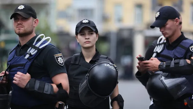 Policemen escort participants as they take part in a gay pride march in central Kiev, Ukraine on June 17, 2018. (Photo by Serhii Nuzhnenko/Radio Free Europe/Radio Liberty)