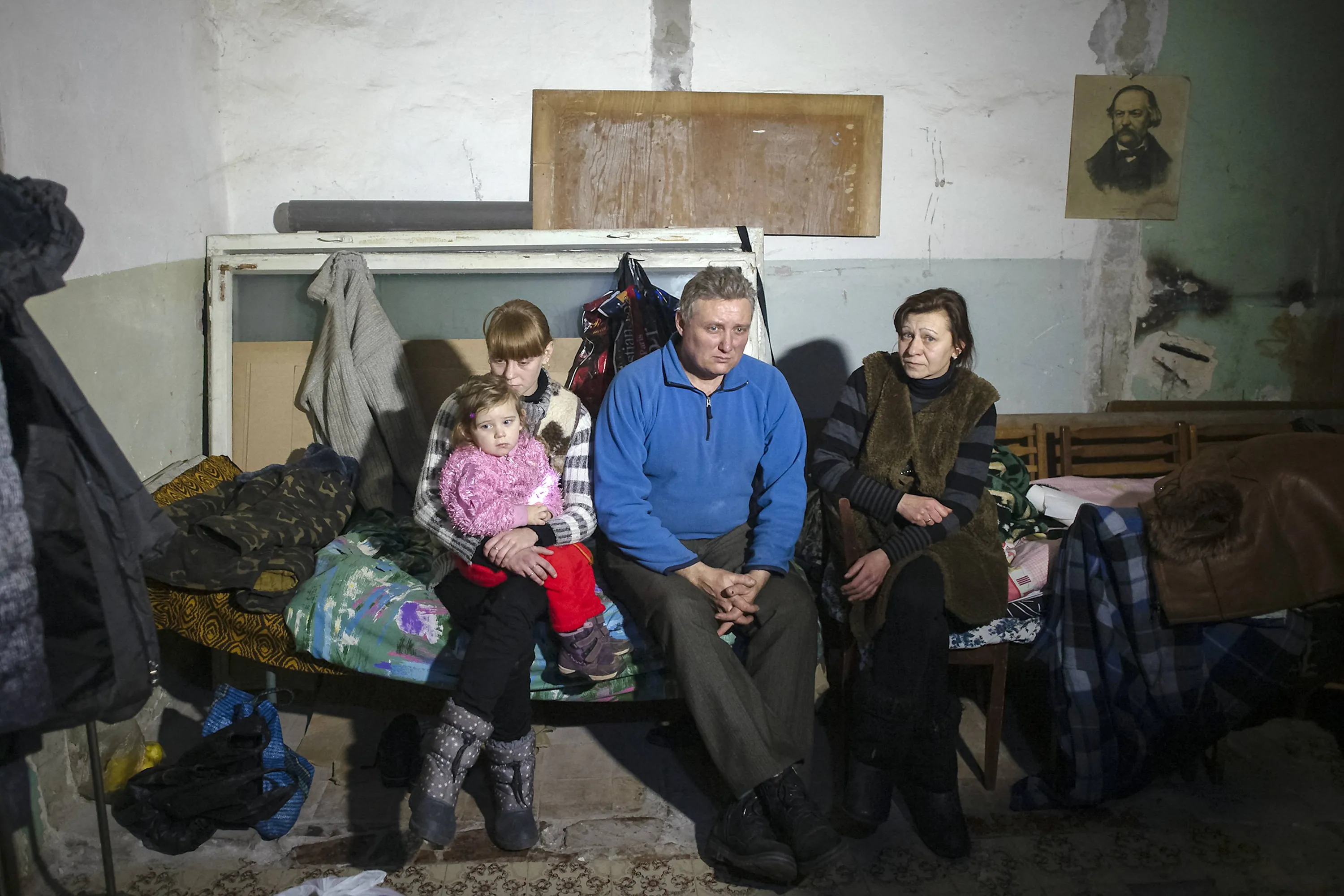 Дети донбасса в подвале. Жители Донбасса в подвалах. Дети Донбасса в бомбоубежище.
