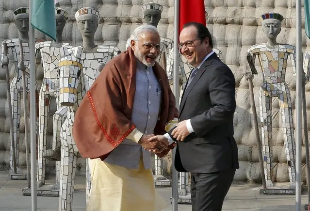 French President Francois Hollande (R) shakes hands with India's Prime Minister Narendra Modi during their visit to the Rock Garden in Chandigarh, India, January 24, 2016. Hollande is on a three-day official visit to India. (Photo by Altaf Hussain/Reuters)