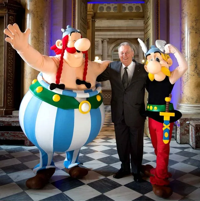 French cartoon artist Albert Uderzo poses with people dressed as Asterix and Obelix during a press conference at the Monnaie de Paris where a new series of twelve coins illustrated with Asterix designs entitled “Asterix and the values of the Republic” was presented on March 25, 2015. (Photo by Romuald Meigneux/SIPA Press)