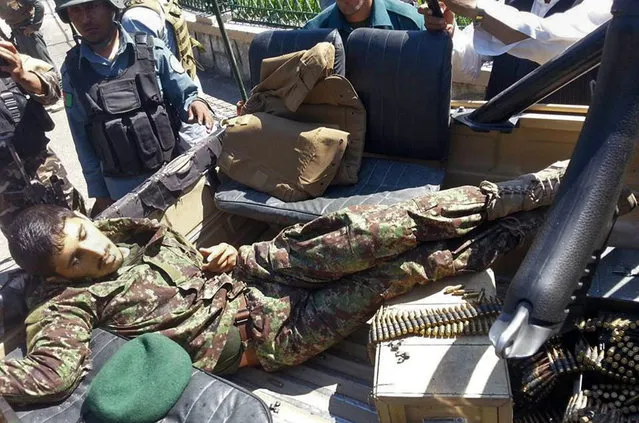 The body of an Afghan national army soldier lies in an army vehicle after he opened fire on U.S. troops, in the compound of the provincial governor, Jalalabad, east of Kabul, Afghanistan, Wednesday, April 8, 2015. The Afghan soldier opened fire on U.S. troops in Afghanistan on Wednesday, wounding three before he was shot dead by American troops, an official and an eyewitness said. (Photo by AP Photo)