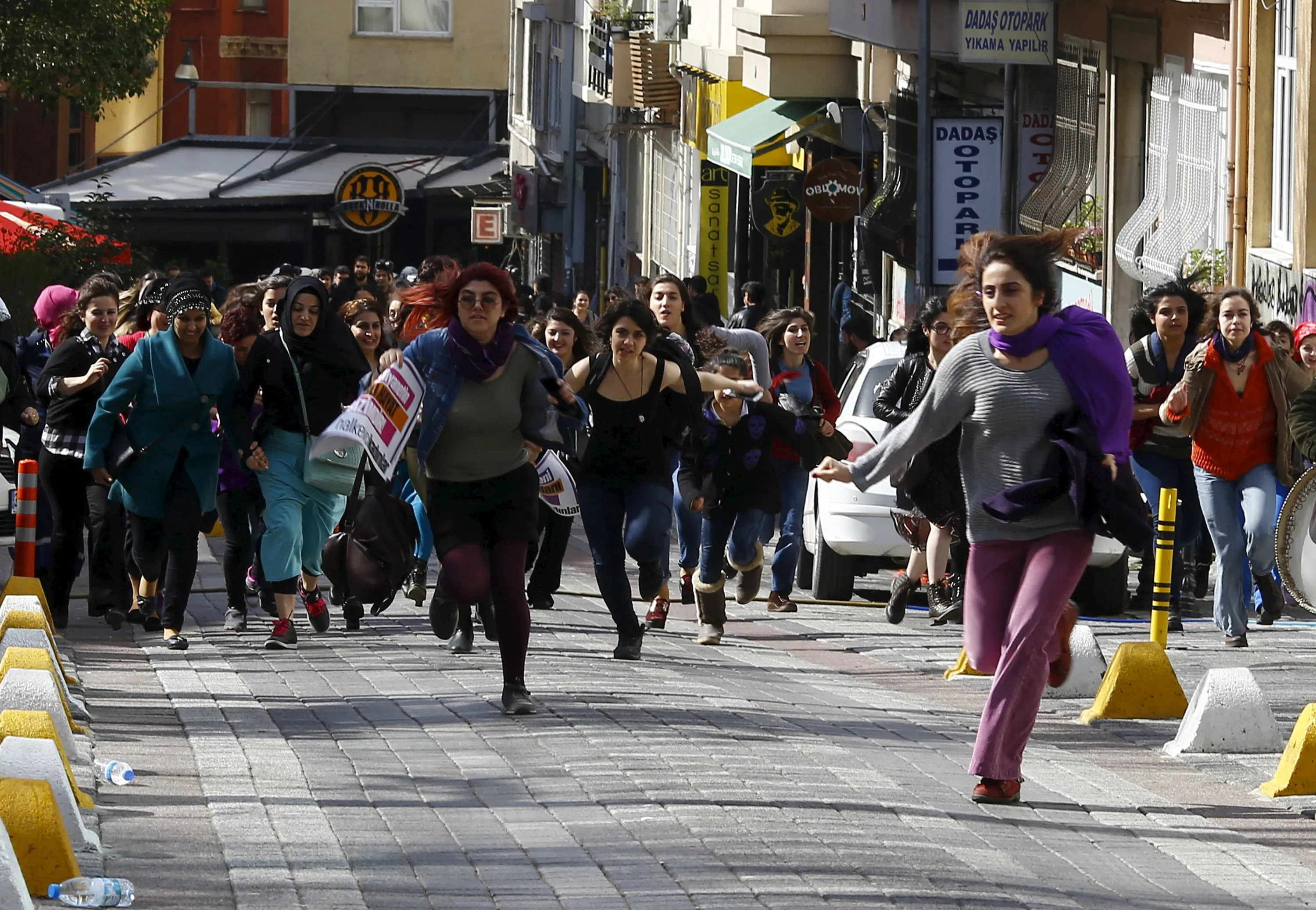 Как одеваются в стамбуле в марте. Стамбул люди на улице. Женщины на улице Стамбула. Турки люди на улицах. Турецкие женщины на улице.