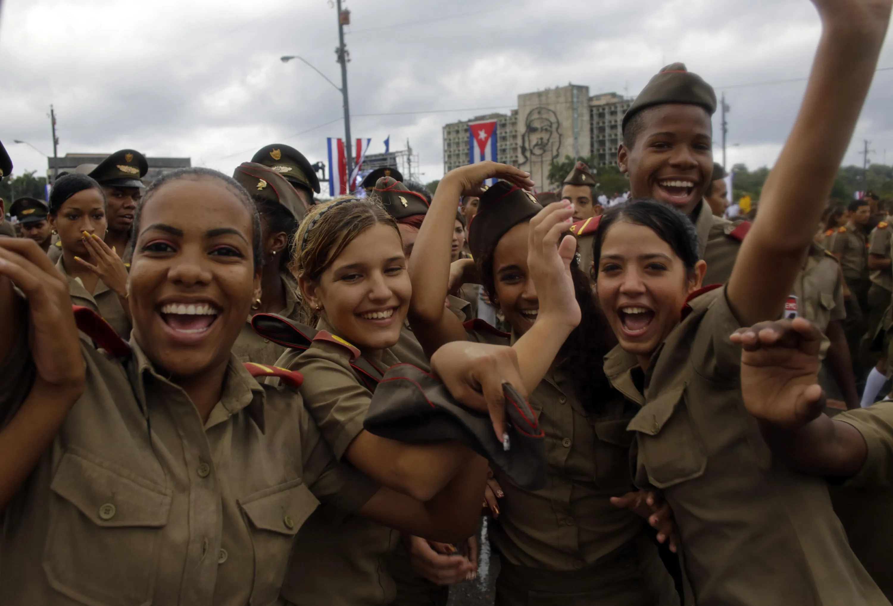 Кубинские военные. Женщины в кубинской армии. Военная форма кубинцев. Армия Кубы. Кубинские военнослужащие.