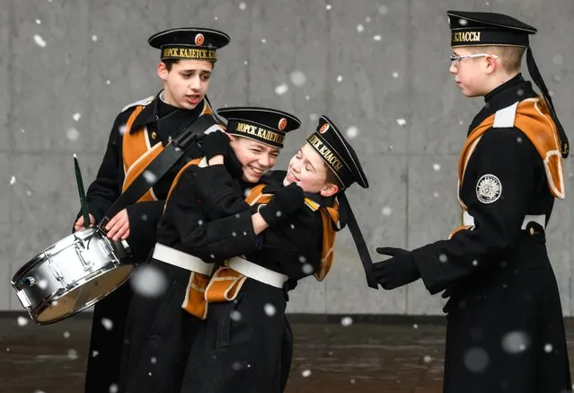 Russian cadets play during the annual cadet schools get-together in Moscow on March 29, 2019. (Photo by Mladen Antonov/AFP Photo)