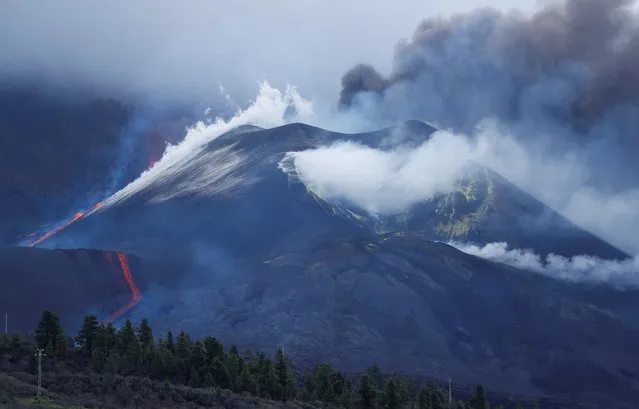 The Cumbre Vieja volcano continues to expel lava as seen from the Tajuya viewpoint, on the Canary Island of La Palma, Spain, November 28, 2021. (Photo by Borja Suarez/Reuters)