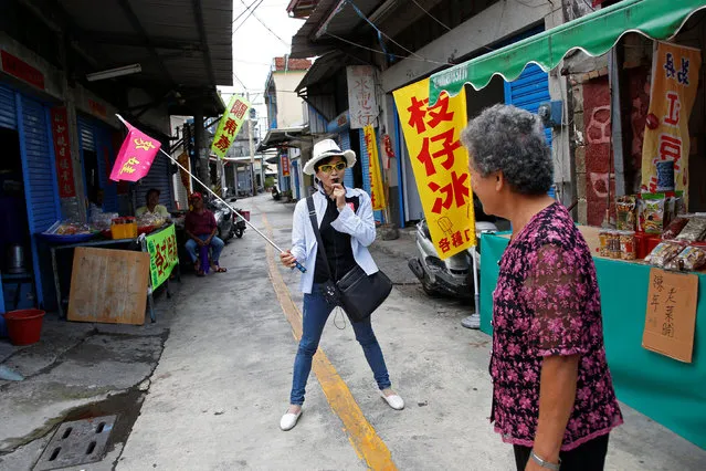 A tour guide introduces Taiwan president-elect Tsai Ing-wen's ancestral home to tourists in Pingtung, Taiwan April 27, 2016. (Photo by Tyrone Siu/Reuters)