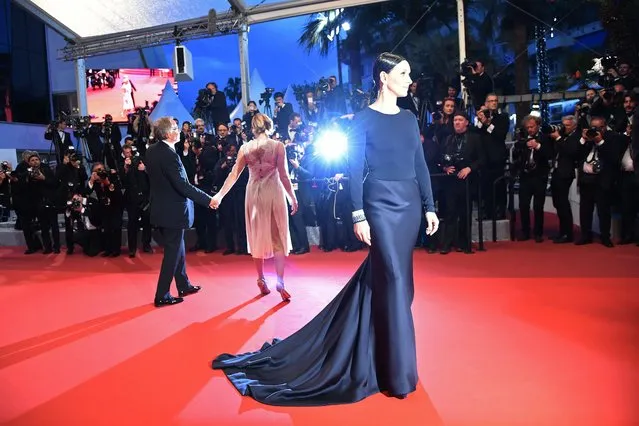 French actor Fabrice Luchini (L), Italian actress Valeria Bruni Tedeschi (C) and French actress Juliette Binoche pose on May 13, 2016 before leaving the Festival Palace after the screening of the film “Ma Loute (Slack Bay)” at the 69th Cannes Film Festival in Cannes, southern France. (Photo by Anne-Christine Poujoulat/AFP Photo)