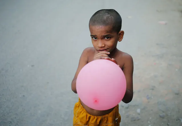 A child plays with a balloon on a street in New Delhi, India May 25, 2016. (Photo by Anindito Mukherjee/Reuters)