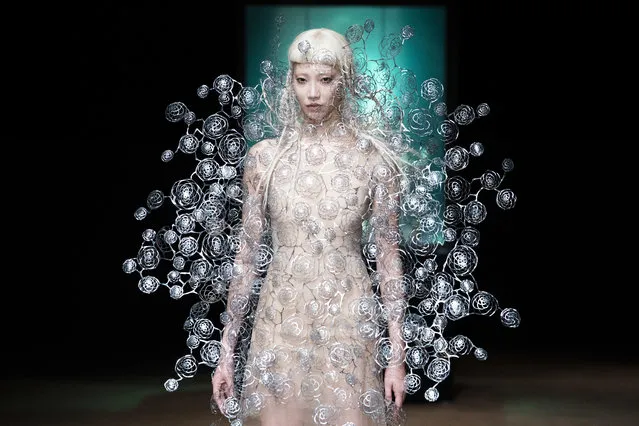 A model wears a creation for Iris Van Herpen's Haute Couture Fall/Winter 2017/2018 fashion collection presented in Paris, Monday, July 3, 2017. (Photo by Kamil Zihnioglu/AP Photo)