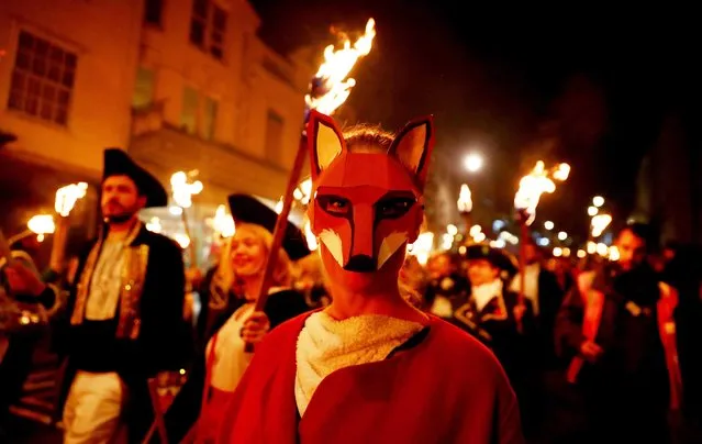Participants carrying torches march during the traditional Bonfire Celebrations in Lewes, Britain, 04 November 2017. (Photo by Neil Hall/EPA/EFE)