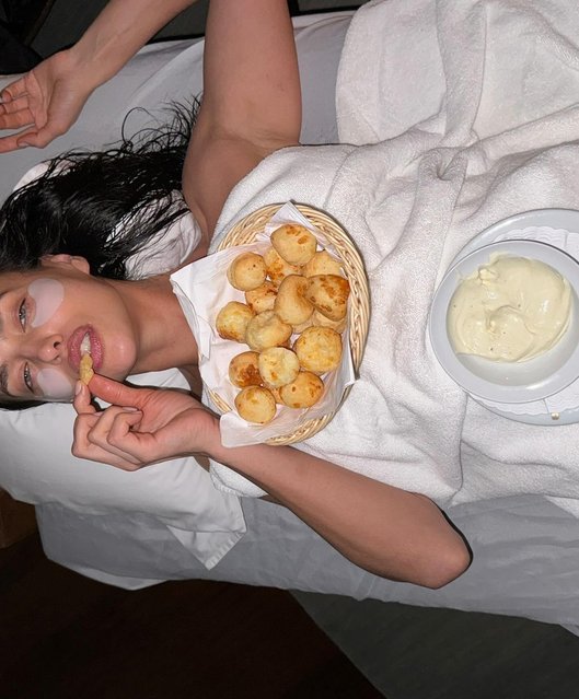 Russian fashion model Irina Shayk has a snack in Brazil in the first decade of March 2025. (Photo by irinashayk/Instagram)