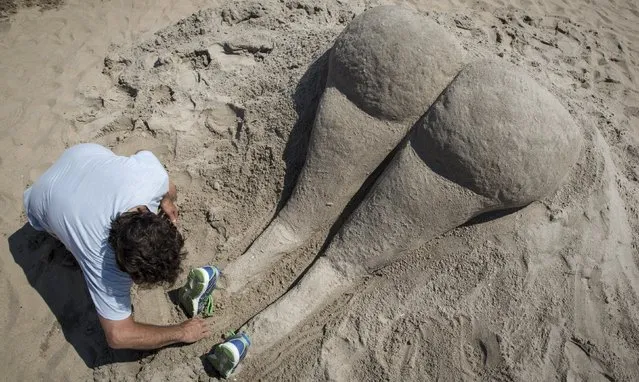 Noel works on his creation titled “Kim Kardashian” during the Coney Island Sand Sculpting Contest at Coney Island in Brooklyn, New York August 15, 2015. (Photo by Andrew Kelly/Reuters)