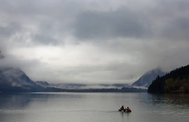 Early morning fishermen paddle across Chilkoot Lake near Haines, Alaska, October 7, 2014. (Photo by Bob Strong/Reuters)