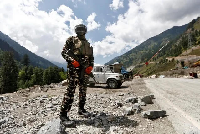 An Indian Central Reserve Police Force (CRPF) personnel stands guard at a checkpoint along a highway leading to Ladakh, at Gagangeer in Kashmir's Ganderbal district on September 2, 2020. (Photo by Danish Ismail/Reuters)