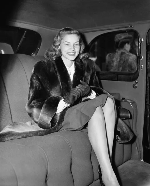 Lauren Bacall, 20-year-old motion picture actress, smiles after arriving in Chicago February 1, 1945 en route to New York. Actor Humphrey Bogart said the day before, in New York,he had "signified my intentios" toward Miss Bacall.  In Chicago, the actess said: “Until I talk to him I'm at a loss for worlds”. (Photo by Harry L. Hall/AP Photo)