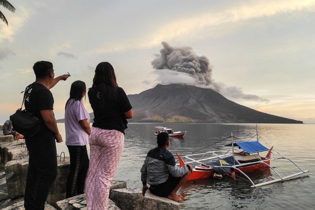 People look at the eruption of Mount Ruang volcano on Tagulandang Island in Sitaro, North Sulawesi, Indonesia on April 19, 2024. (Photo by Ronny Adolof Buol/AFP Photo)