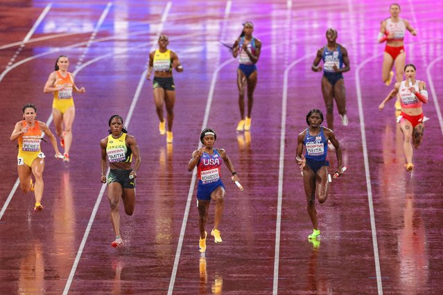 (L-R) Maria Isabel Perez of Team Spain, Jonielle Smith of Team Jamaica, Sha'Carri Richardson of Team United States, Daryll Neita of Team Great Britain, Ewa Swoboda of Team Poland and Audrey Leduc of Team Canada compete in the Women's 4x100 Metres Relay Final on day nine of the World Athletics Championships Tokyo 2025 at National Stadium on September 21, 2025 in Tokyo, Japan. (Photo by Patrick Smith/Getty Images)